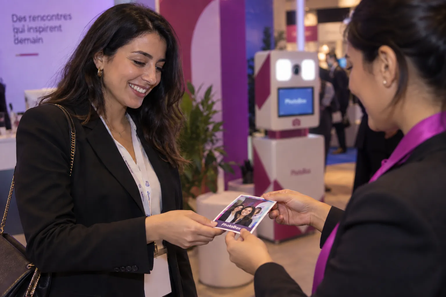 Remise d’un tirage personnalisé à une visiteuse de salon