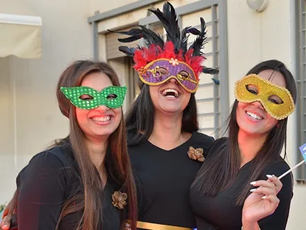Les trois amies masquées éclatent de rire