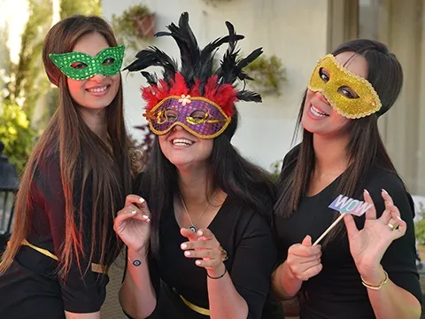 Les trois amies jouent avec l’objectif, une pancarte « WOW » à la main