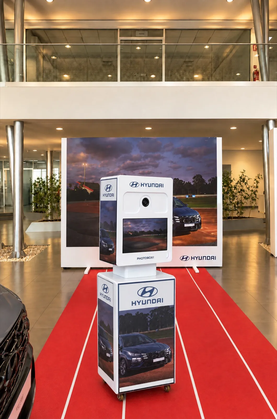 La borne photo blanche « Tucson Limitless » au bout du tapis rouge