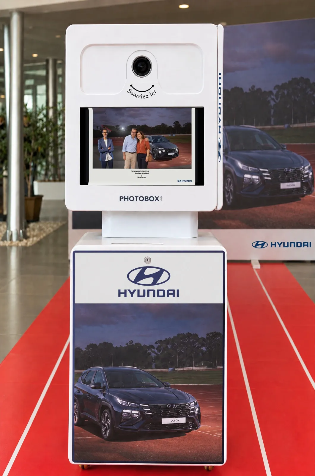 L’écran de la borne Hyundai affiche la photo d’un visiteur dans le visuel « Limitless »