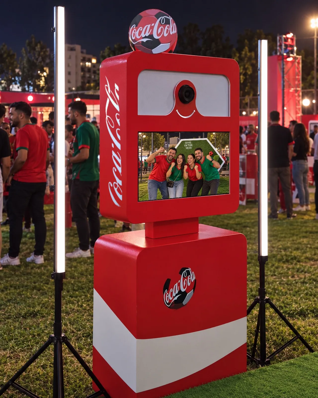 L’écran de la borne FanZone affiche la photo d’un groupe de supporters devant le décor