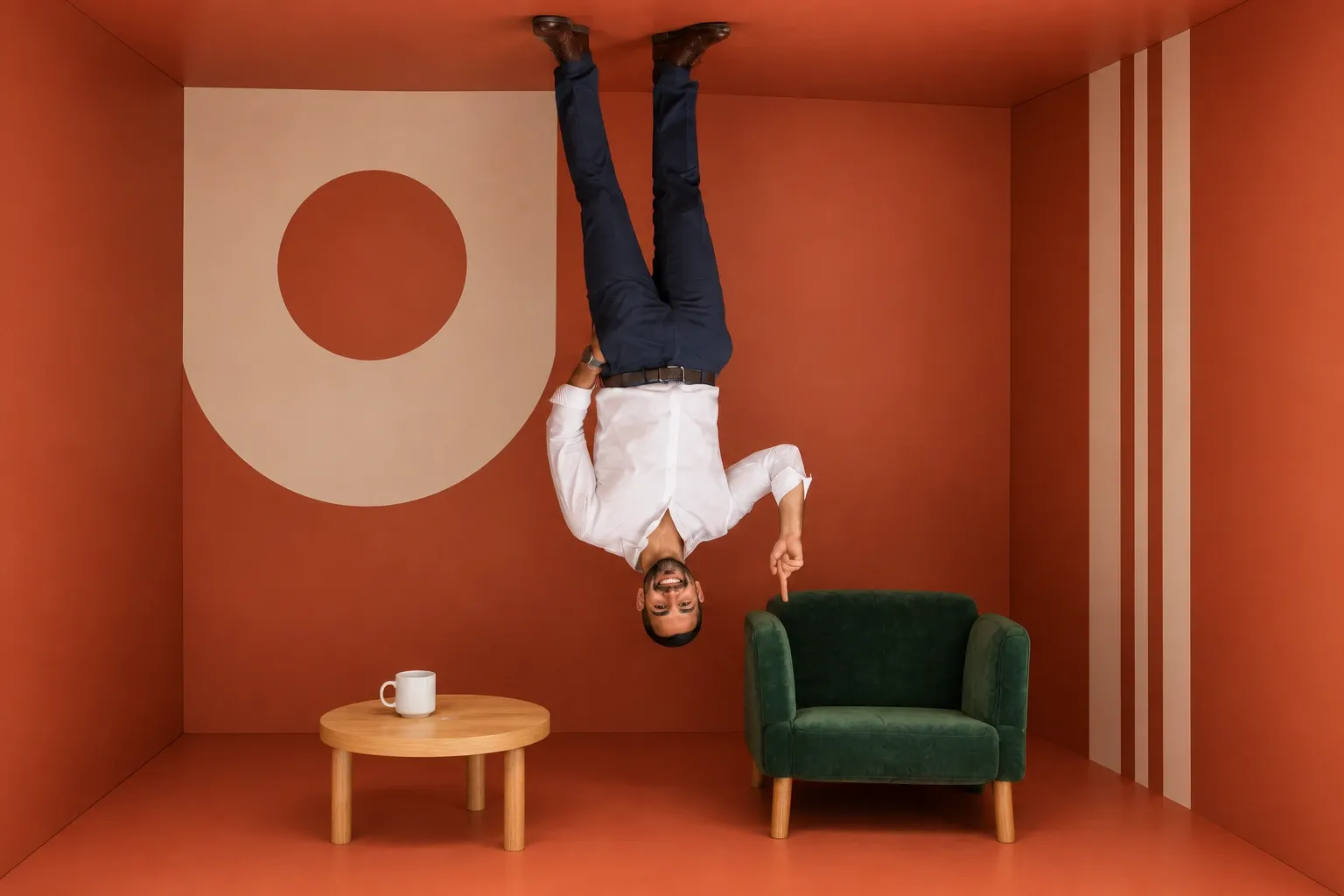 Le décor de café Gravity Box retourné, avec un invité qui semble se tenir au plafond.