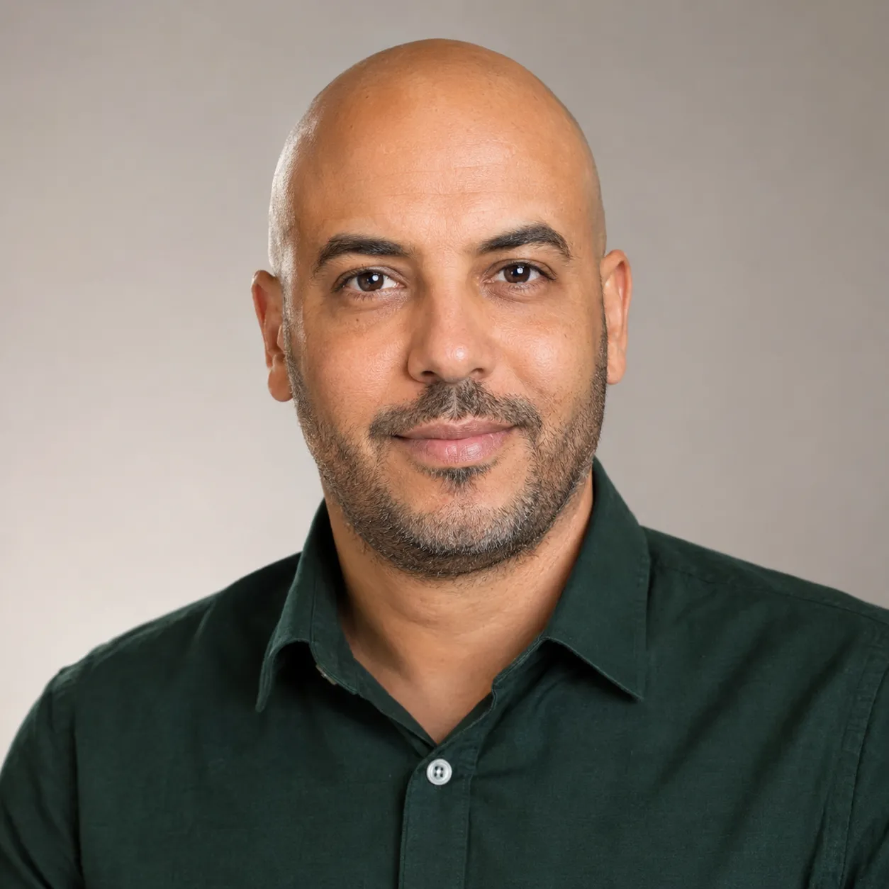Portrait d’un homme en chemise verte, sur fond neutre