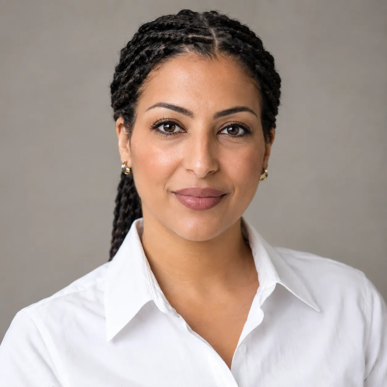 Portrait d’une femme aux cheveux tressés, sur fond neutre