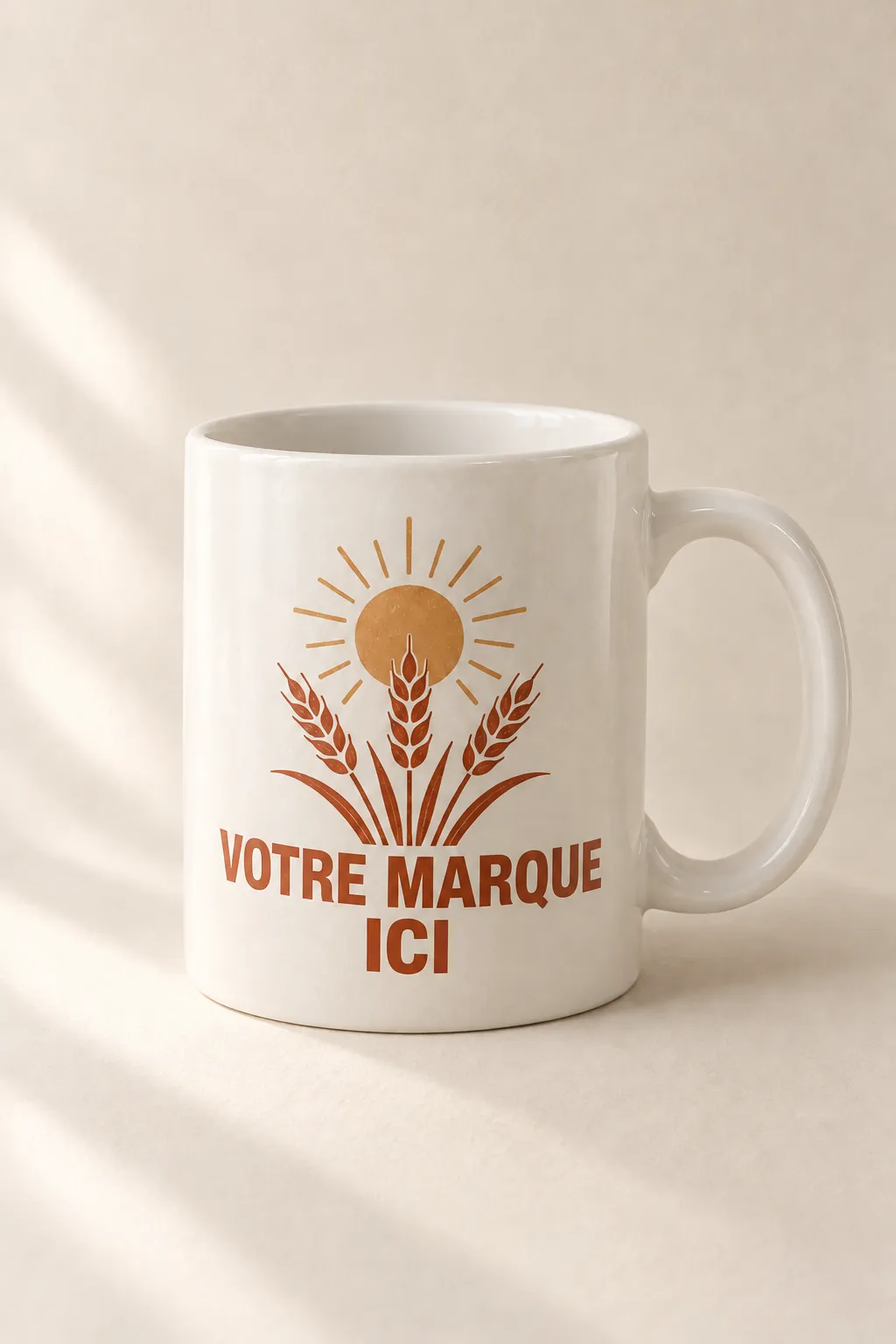 Mug blanc aux couleurs de votre marque, avec un motif d’épis et de soleil