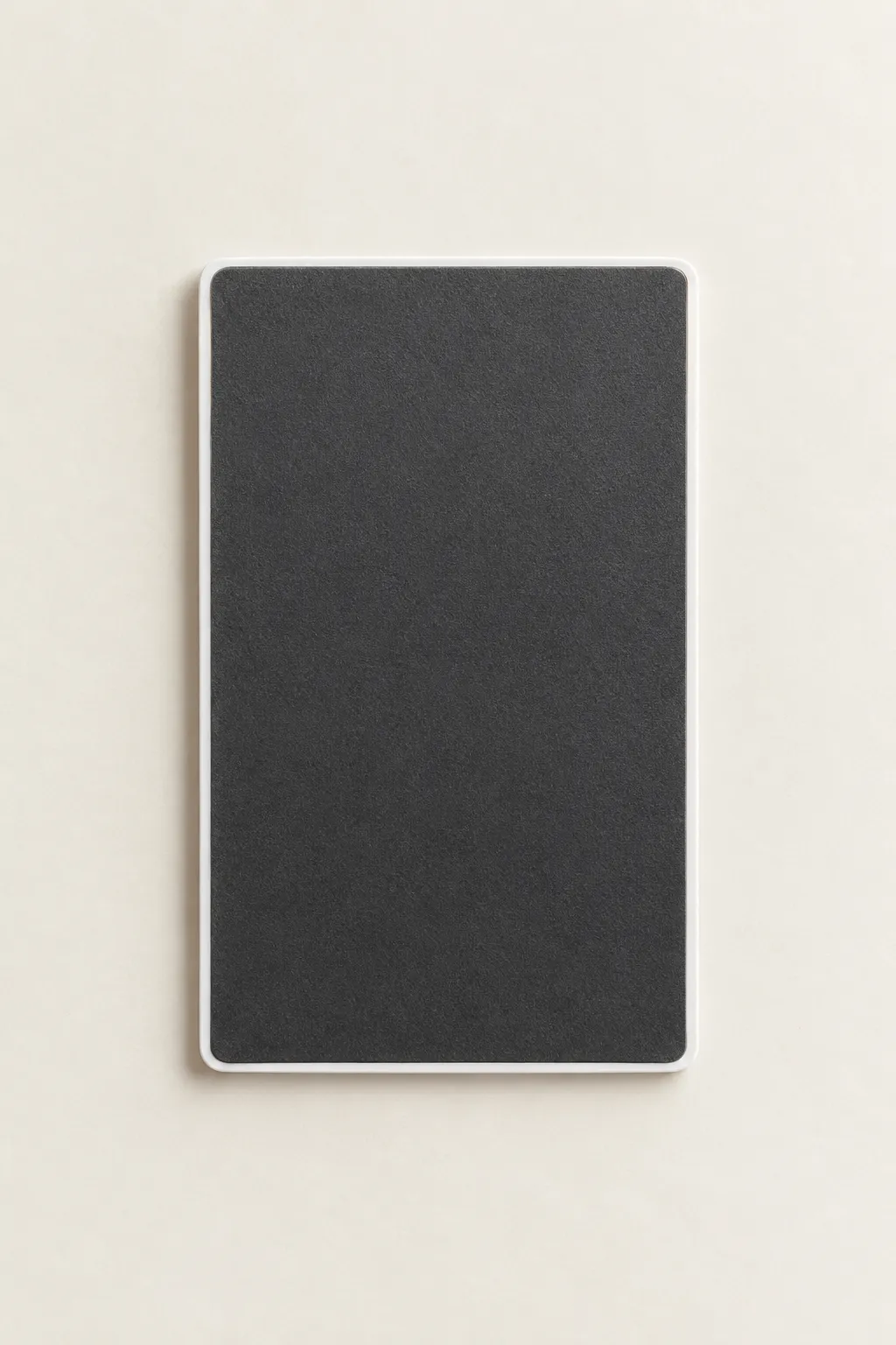 Le dos de l’aimant photo : une feuille magnétique gris anthracite mate, découpée net