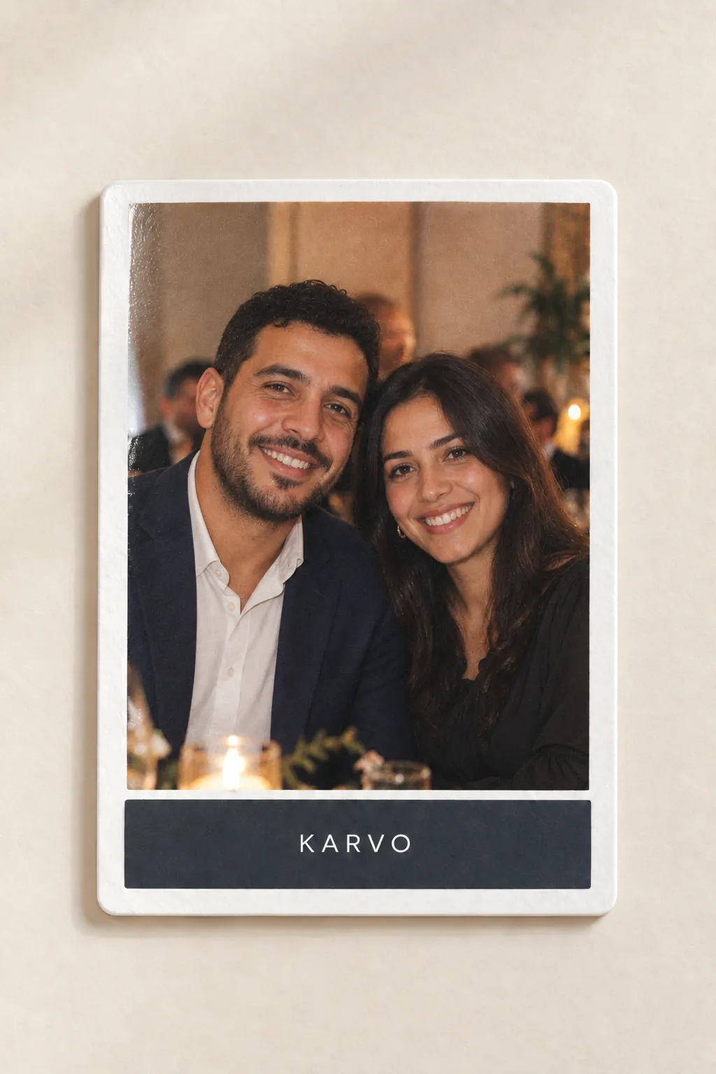 L’aimant photo vu de face, à plat : photo couleur, marge blanche mate et bandeau de marque en bas