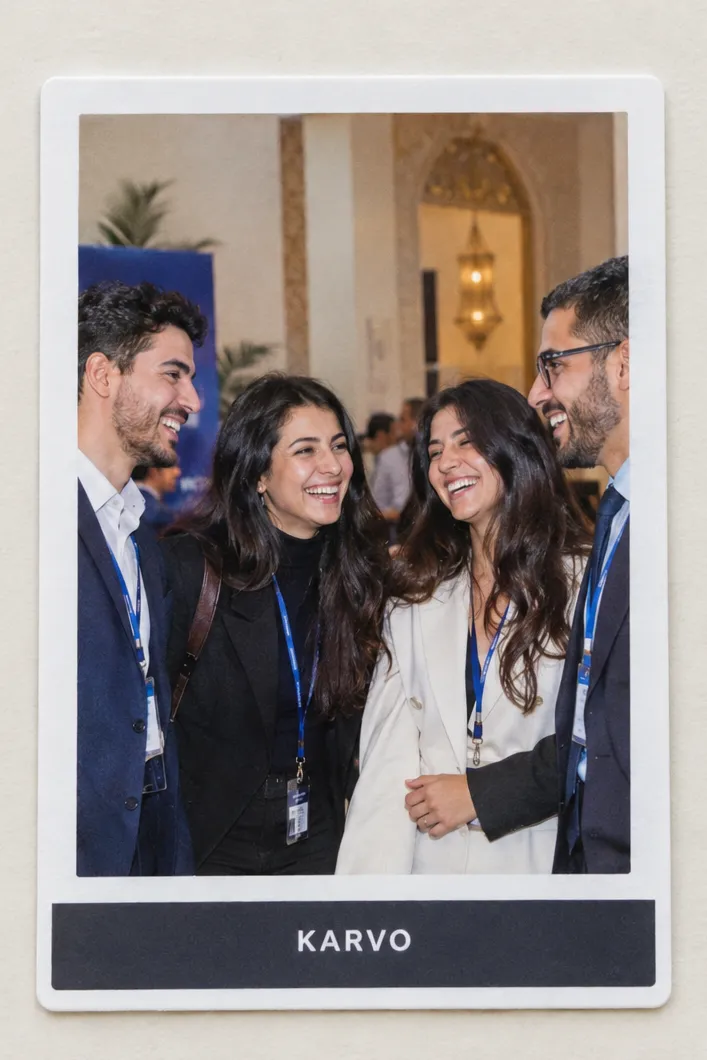 Un aimant photo au cadre de marque : quatre collègues rient ensemble sur la photo
