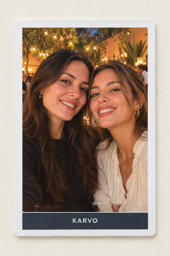 Un aimant photo au cadre de marque : deux jeunes femmes côte à côte en soirée