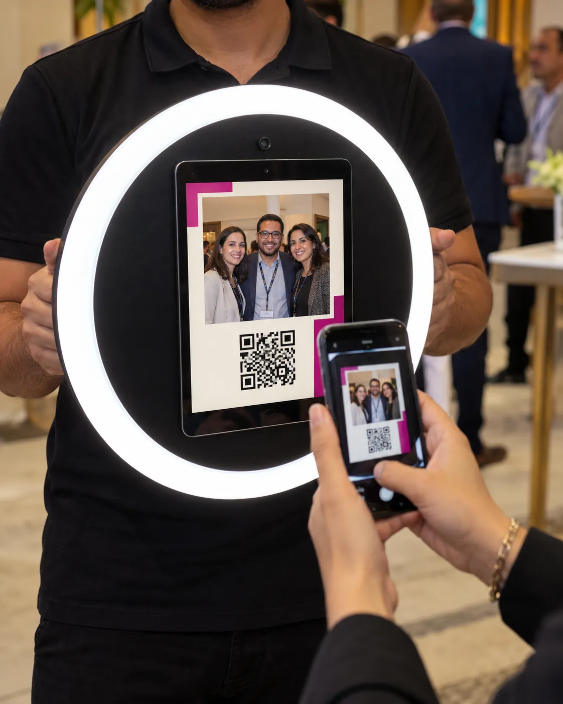 Sur la tablette de l’anneau lumineux, la photo encadrée aux couleurs de l’événement et un QR code qu’une invitée scanne avec son téléphone
