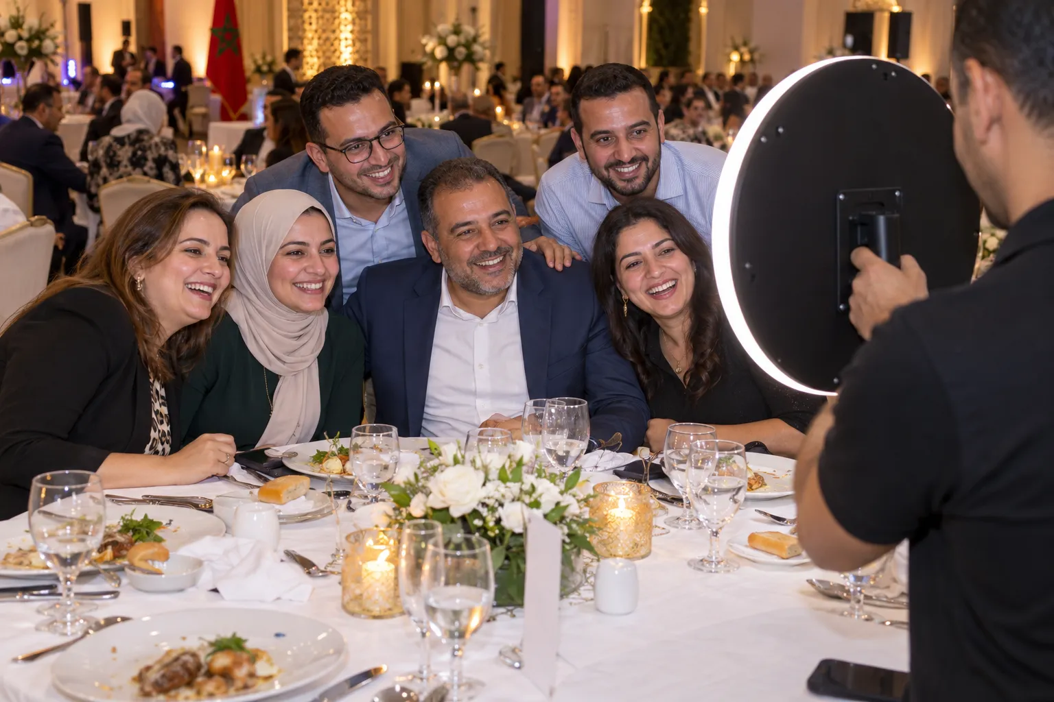 L’animateur tend l’anneau lumineux vers une table de dîner de gala ; six convives se rapprochent et se voient sur la tablette