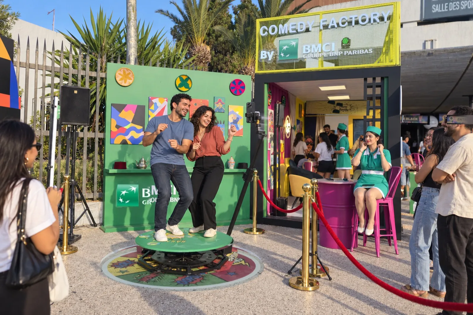 Deux amis tournent sur le plateau 360 de la Comedy Factory, le bras caméra en mouvement