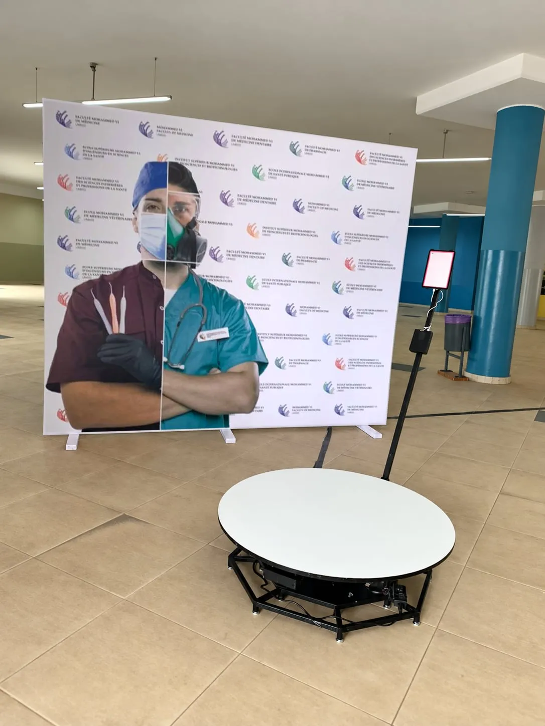 La borne 360° devant le photocall des facultés de l’UM6SS, dans le hall du campus