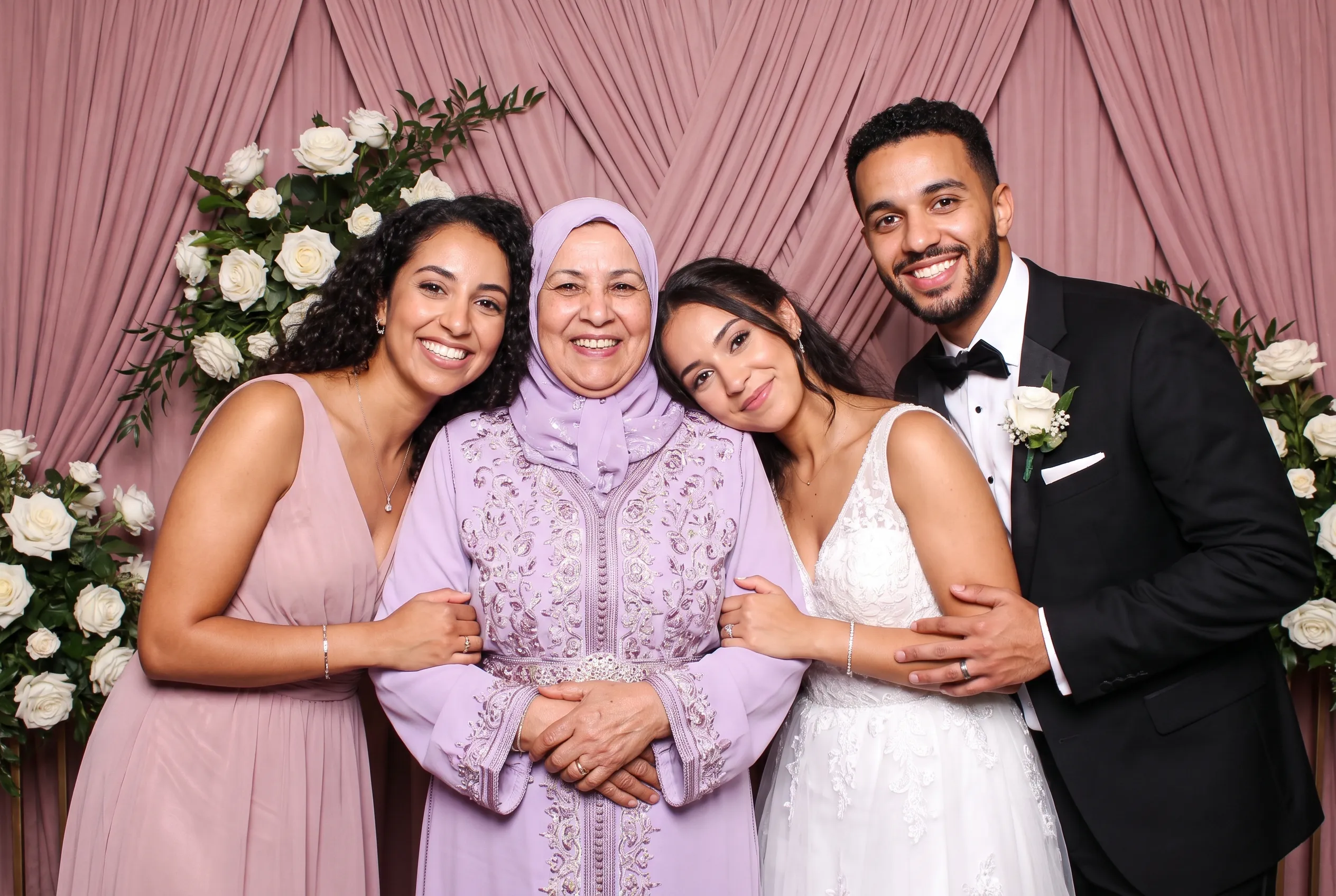 Une grand-mère pose avec les mariés et une proche