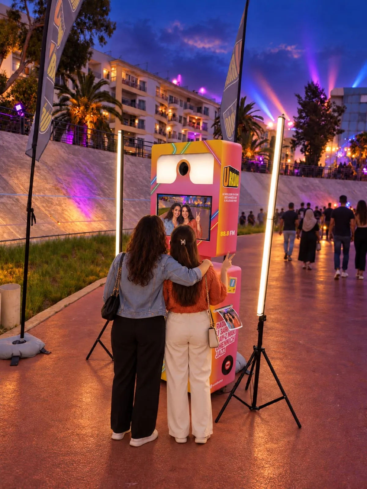 Le soir du festival, deux festivalières se prennent en photo devant la Selfie Box aux couleurs de U Radio, sur la piste du Vélodrome de Casablanca