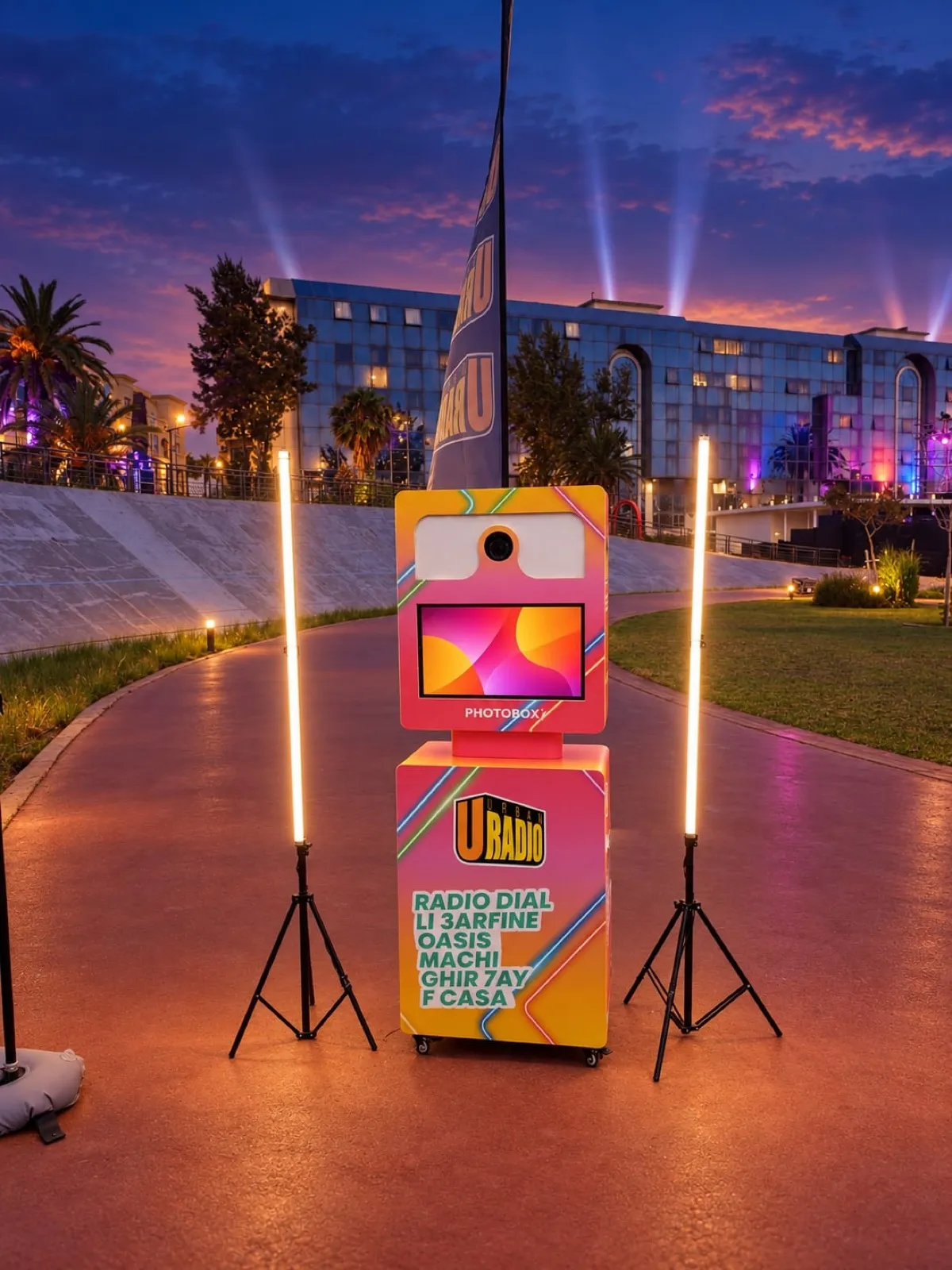 À la tombée du jour, la Selfie Box habillée aux couleurs de U Radio, tubes allumés, installée sur la piste du vélodrome avant l’ouverture des portes