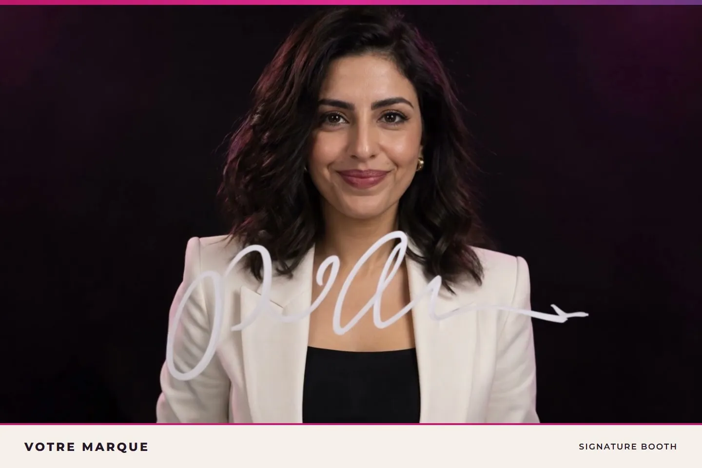 Une invitée sourit derrière la signature qu’elle vient de tracer, dans le cadre de marque