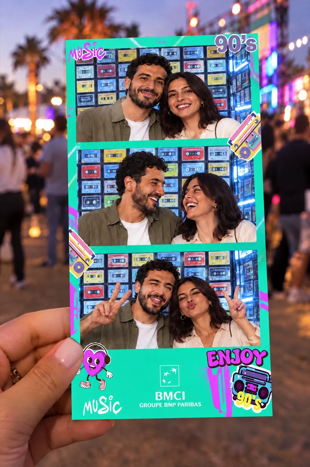 Une main tient une bande photo BMCI « Music 90’s » : trois poses d’un duo d’amis, festival en arrière-plan