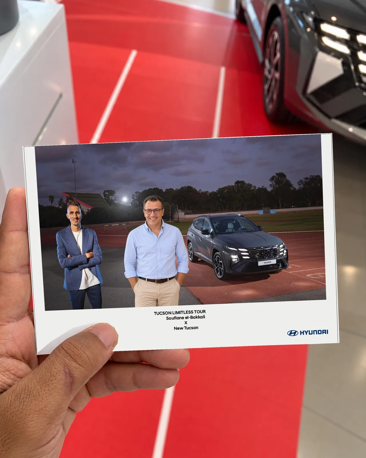 Une main présente un tirage Hyundai « Limitless » à la sortie de la borne